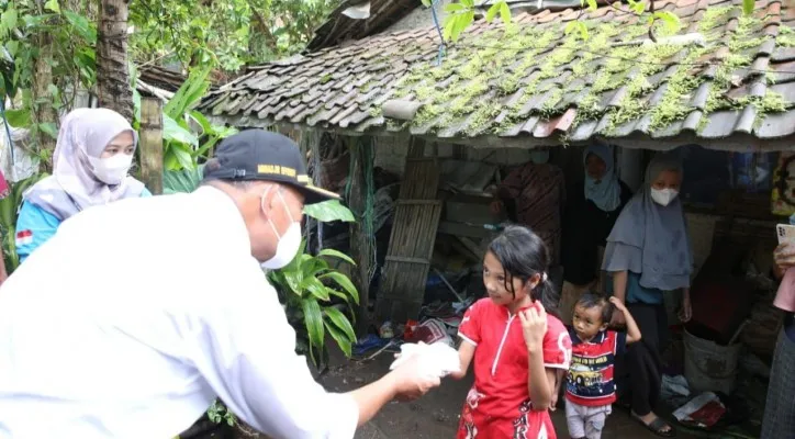 Menko PMK Muhadjir Effendy saat mengunjungi  kantong kemiskinan ekstrem di Desa Wajak, Kecamatan Wajak, Magelang. (foto: ist)