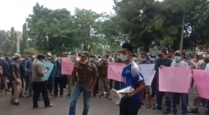 Puluhan warga Bojong Koneng saat menggeruduk gedung DPRD Kabupaten Bogor. (foto: ist)