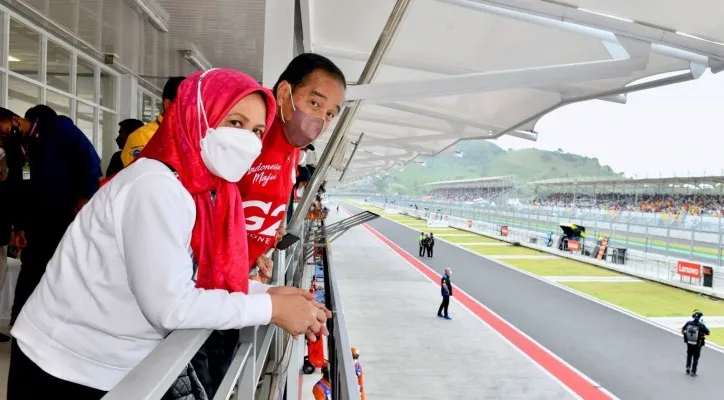 Presiden Jokowi dan Ibu Negara Iriana Jokowi tiba di Sirkuit Mandalika (Foto: twitter/Jokowi)