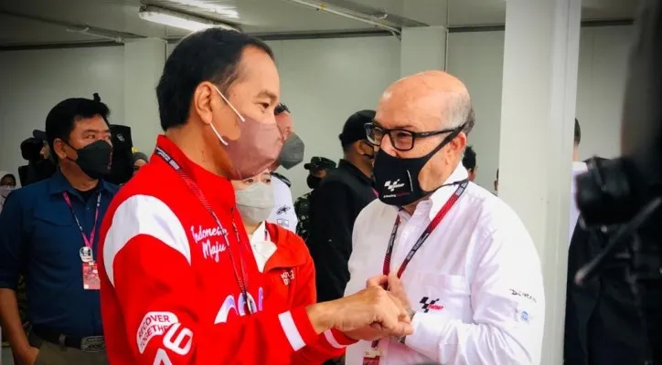 Presiden RI Joko Widodo dan CEO Dorna Sports Carmelo Ezpeleta. (foto: twitter/setkabgoid)