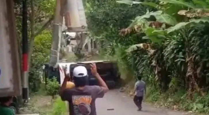 Bus rombongan wisata terguling di Kampung Nanas, Sukamakmur, Kabupaten Bogor. (foto:ist)