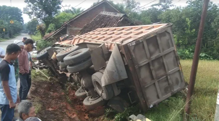 Truk melaju dan terguling menghantam rumah janda, warga Kecamatan Banjarsari, Kabupaten Lebak.  (ist) 