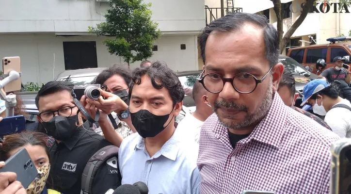 Haris Azhar saat melakukan pemeriksaan di Polda Metro Jaya, Senin (21/3/2022). (foto: poskota/andi adam faturahman)