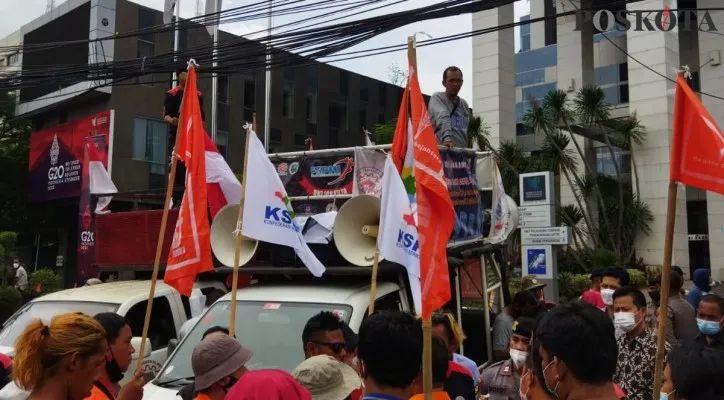 Partai Buruh menggelar aksi unjuk rasa di depan kantor kemendag menuntut dikembalikannya HET minyak goreng. (foto: poskota/cr02).