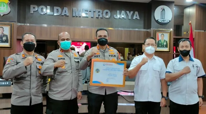 Polres Metro Jakarta Barat saat menerima penghargaan dari Ombudsman RI di aula lantai dua gedung Promoter Polda Metro Jaya. (foto: ist)