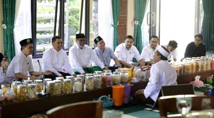 Ketua Umum Angkatan Muda Kabah bersilaturahmi dengan KH Fadlolan. (foto: ist)