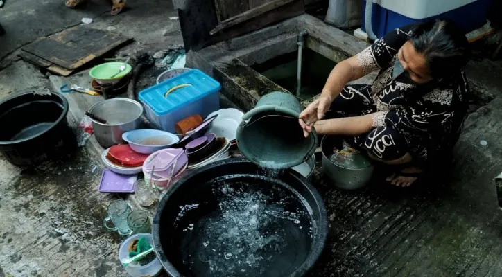 Warga tengah menggunakan air tanah untuk memenuhi kebutuhan mandi cuci kakus (MCK). (ist)