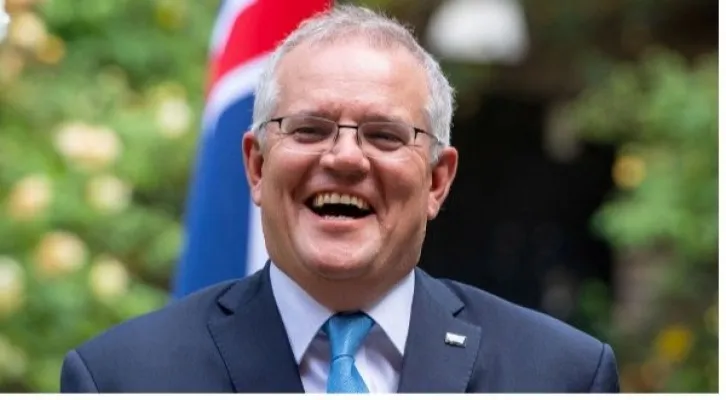 Perdana Menteri Australia, Scott Morrison tertawa(Sumber foto: @RoyMorganAus/ twitter.com)