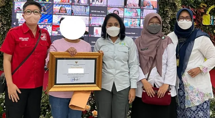 DH didampingi kuasa hukum LBH PSI Francine Widjojo bersama Menteri PPPA dan Kepala DP3AP2KB Kota Depok usai mendapatkan penghargaan. (Ist)