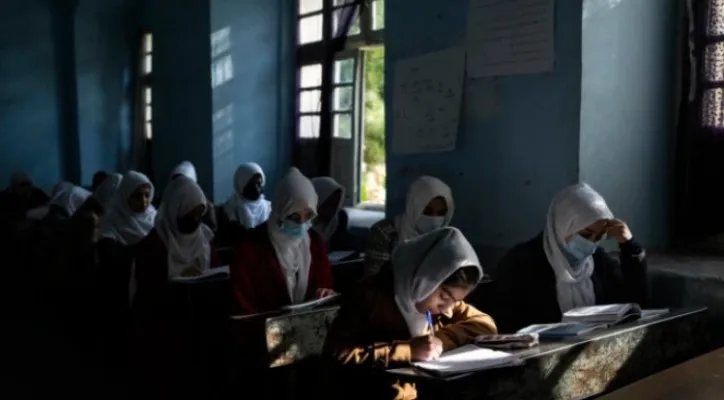 Perempuan Afghanistan mengikuti pelajaran di Sekolah Menengah Putri Tajrobawai di Herat Afghanistan pada 25 November 2021.