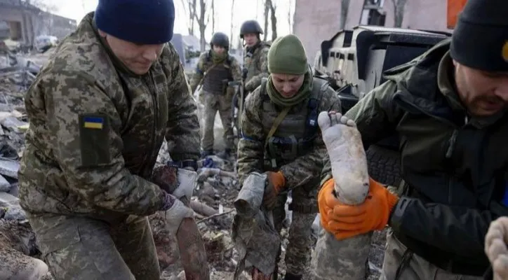 Foto pasukan Ukraina yang mengevakuasi mayat korban serangan Rusia. (Foto: Twitter/@tapsduro)