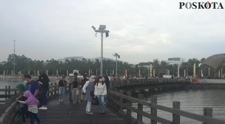 Pengunjung padati kkawasan Pantai Lagoon Taman Impian Jaya Ancol. (foto: poskota/ivan)