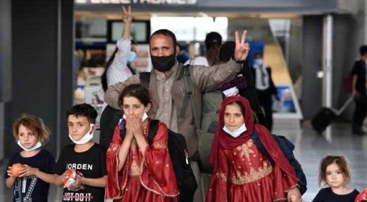 Keluarga pengungsi Afghanistan ketika tiba di bandara Dulles Virginia pada 27 Agustus 2021.