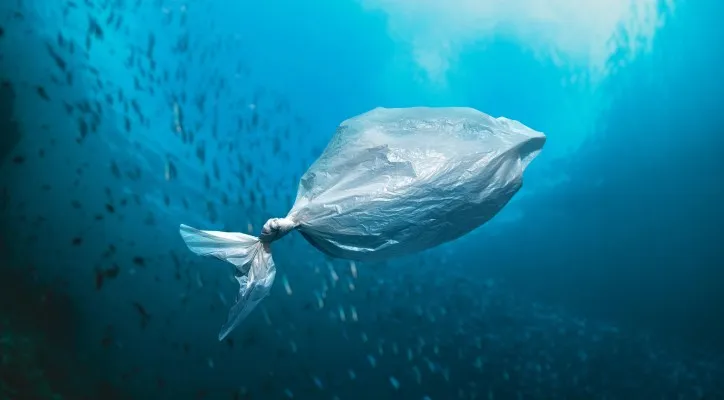 Illustrari sampah plastik di lautan, yang kemudian dimakan oleh ikan dan hewan laut lainnya yang dikonsumsi manusia. (Foto: Freepik)