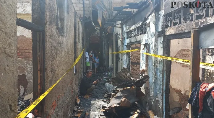 Puluhan rumah di jalan Sawah Lio RT003/007, Jembatan Lima, Tambora, Jakarta Barat hangus terbakar. (foto: poskota/pandi)