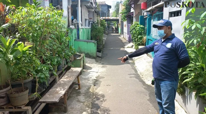 Indra (40) ayah bocah yang menjadi korban perampasan hp dua ABG bersenpi. (foto: poskota/pandi)