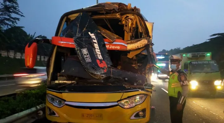 Petugas kepolisian saat memeriksa kendaraan yang terlibat kecelakaan beruntun di Tol JORR Bekasi Cikunir arah Jatiasih. (foto: ist)