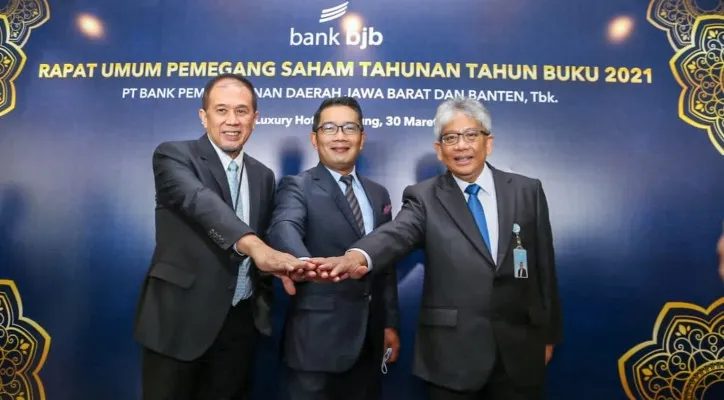 Komisaris Utama Independen bank bjb, Farid Rahman, Gubernur Jawa Barat, Ridwan Kamil dan  Direktur Utama, Yuddy Renaldi. (ist)