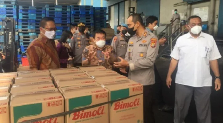 Kapolres Pelabuhan Tanjung Priok, AKBP Putu Kholis Aryana Melakukan pengawalan distribusi minyak goreng di PT Salim Ivomas Pratama, Rabu (30/3/22). (Foto: CR06)