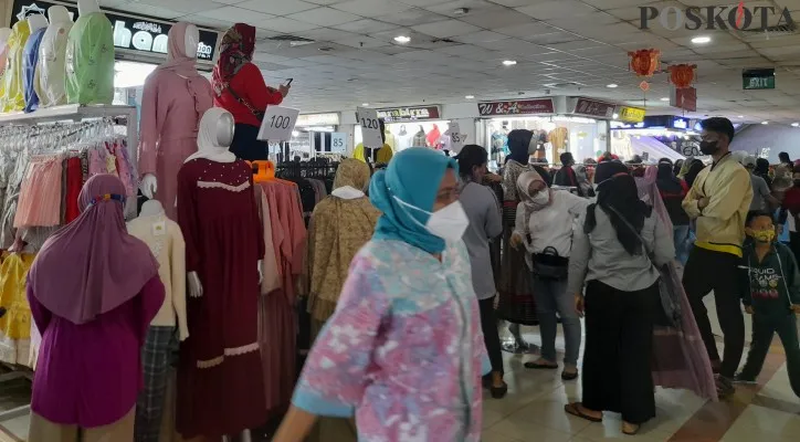 Suasana Pasar Tanah abang yang ramai dikunjungi pembeli. (foto: poskota/rika)