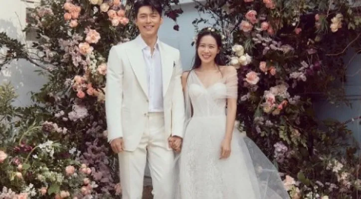 Pasangan Hyun Bin (kiri) dan Son Ye Jin (kanan) berfoto setelah melangsungkan pernikahan.(sumber foto:@vast.ent/ Instargram)