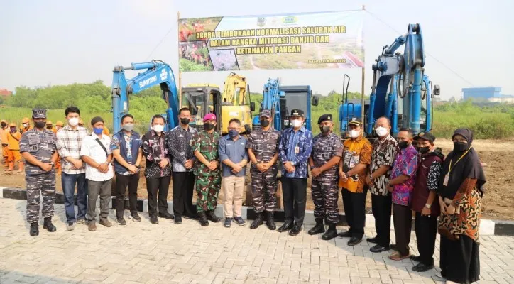 Kolinlamil TNI AL menggagas program mitigasi bencana dengan membangun saluran air untuk mengantisipasi datangnya banjir di kelurahan Marunda. (foto: ist)