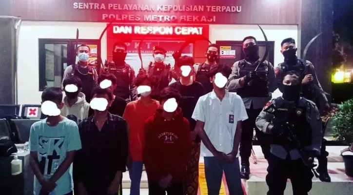 Delapan pelajar dibekukan Polisi saat hendak melakukan tawuran di jalan Raya Lemah Abang-Cibarusah, Desa Simpangan, Cikarang Utara, Kabupaten Bekasi. (foto: ist)