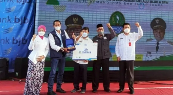 Ketua Dekranasda Jawa Barat Atalia Praratya Ridwan Kamil dan Kepala Dinas Pendidikan Provinsi Jawa Barat Dedi Supandi dalam acara Program Penerapan Badan Layanan Umum Daerah (BLUD) pada 35 SMK Negeri Pendidikan Provinsi Jawa Barat. (ist)