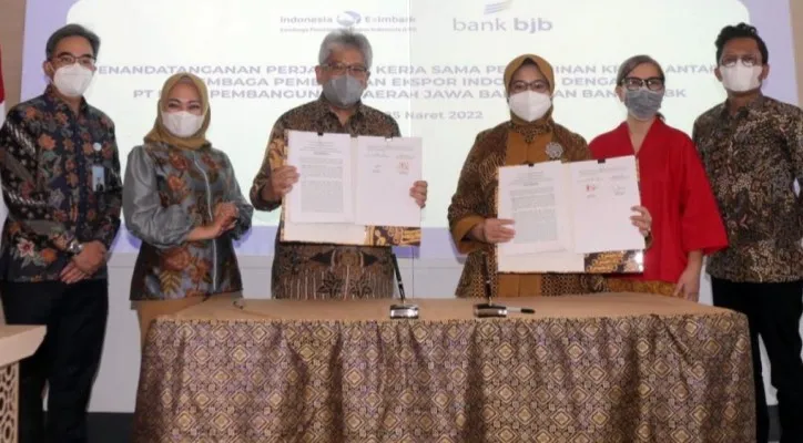 Direktur Utama bank bjb Yuddy Renaldi, Direktur Operasi bank bjb Tedi Setiawan, Direktur Komersial dan UMKM bank bjb Nancy Adistyasari, serta Pemimpin Divisi Operasi bank bjb, Herry Yanson saat penandatanganan kerja sama peningkatan ekspor Indonesia. (ist)