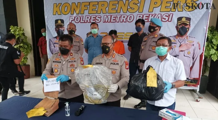 Jajaran Polres Metro Bekasi saat mengungkap penemuan jasad pria dibungkus terpal dan dibanduli genting di kali ulu Cikarang, Bekasi. (foto: poskota/ihsan fahmi)