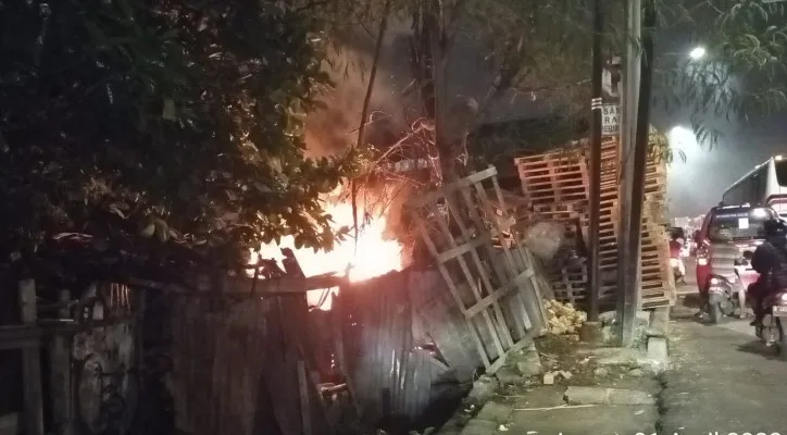 Gudang palet kayu di Jalan TB. Simatupang, Kelurahan Susukan, Ciracas, Jakarta Timur terbakar. (foto: ist)