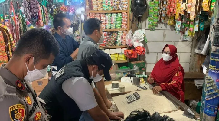 Kasatreskrim Polres Pelabuhan Tanjung Priuk, AKP Sang Ngurah Wiratama, meninjau ketersedian minyak goreng curah jelang Ramadan di Pasar Jaya Muara Angke, Jakarta Utara, pada Sabtu (02/4/2022). (foto: ist)