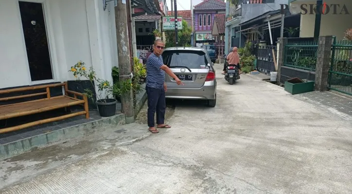 Warga menunjuan lokasi kejadian pelaku begal payudara beraksi di Perumahan Villa Ciomas, Bogor. (foto: poskota/ panca)