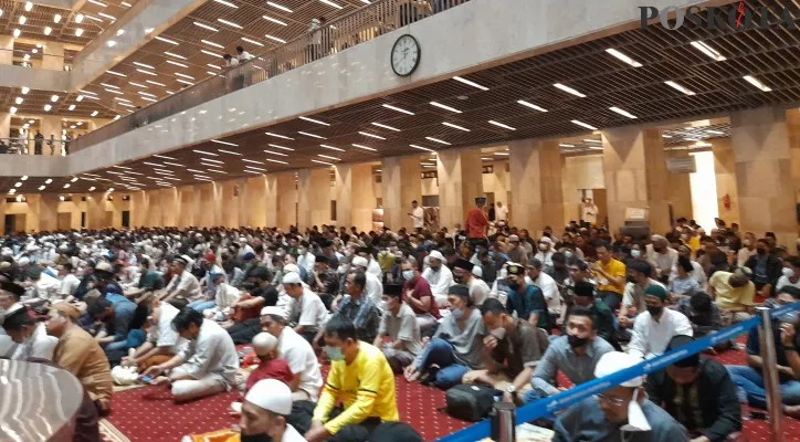 Suasana shalat terawih malam pertama bulan ramadhan di Masjid Istiqlal, Jakarta Pusat. (rika)