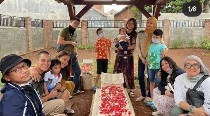 Baim Wong memboyong keluarga ziarah makam orantua di Purwakarta. (Instagram/@baimwong)