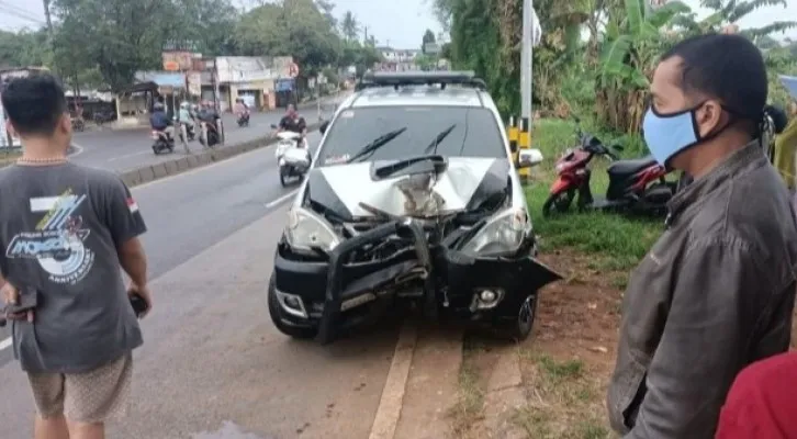 Kondisi mobil Toyota Avanza usai Mmenabrak warung es kelapa di Jalan Raya Kemang, Kabupaten Bogor. (foto: ist)