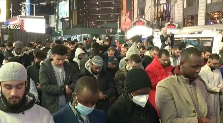 Jamaah sholat tarawih memadati Times Square, New York. (Foto: tangkapan layar CBSNews)