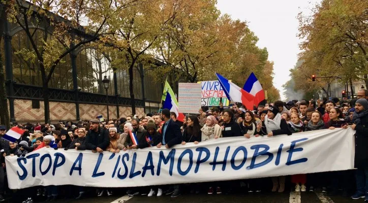 Foto masyarakat yang protes terhadap Islamofobia di Prancis pada 2020, (Foto: Twitter/@islamophobiafr)