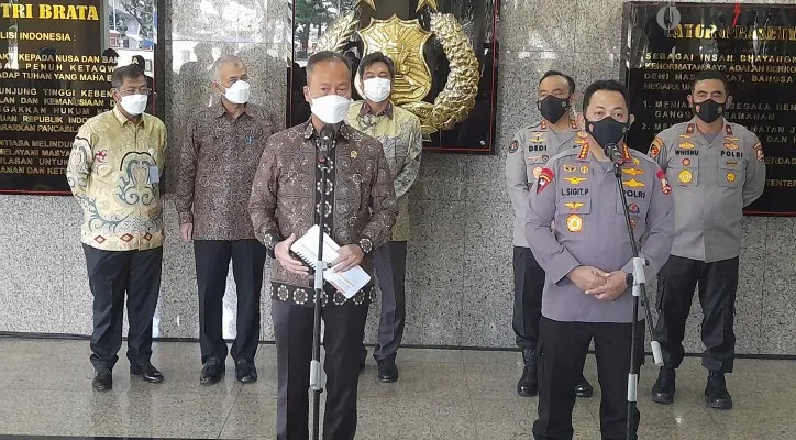 Kapolri Jenderal Listyo Sigit Prabowo dan Kemenperin Agus gumiwang di Mabes Polri, Senin (4/4). (cr07)