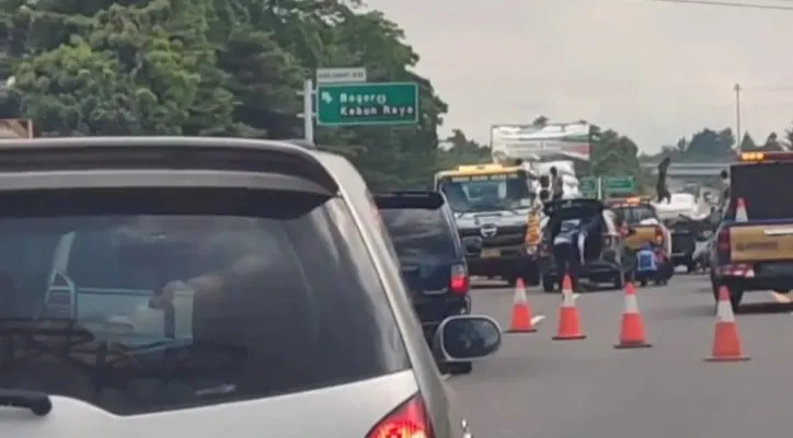 Kecelakaan di KM. 39 menyebabkan Tol Jagorawi arah Jakarta - Bogor macet total. (foto: ist)