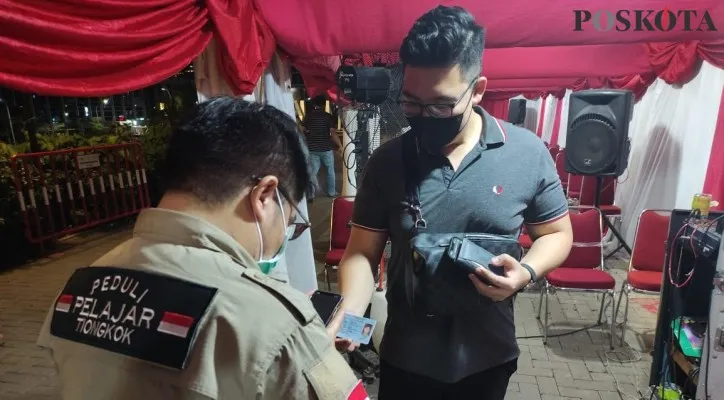 Sukarelawan Peduli Pelajar Tiongkok di gerai Vaksin Merdeka turut aktif membantu percepatan Covid-19. (foto: poskota/cr06/mohamad ivan)