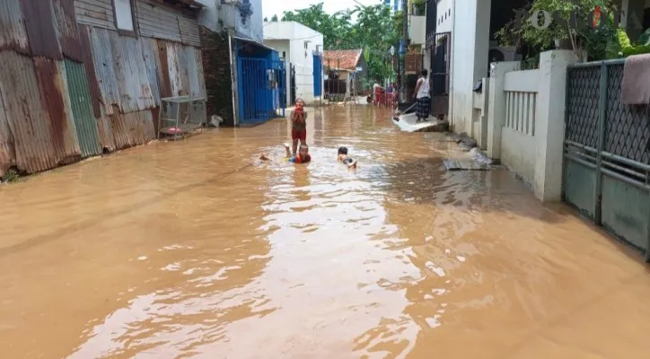 Banjir di wilayah Kembangan Utara, Kembangan, Jakarta Barat. (foto: poskota/ pandi)