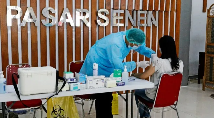 Gerai vaksinasi di Stasiun Pasar Senen. (foto: ist)