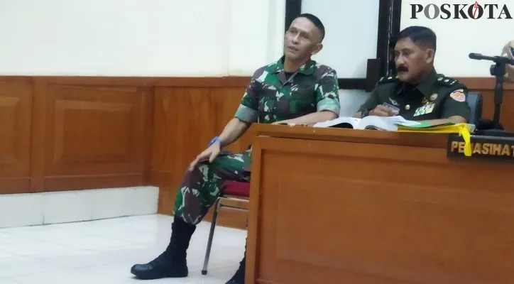 Terdakwa kasus dugaan pembunuhan berencana sejoli Nagreg, Kolonel Inf Priyanto (kiri) saat menjalani sidang di Pengadilan Militer Tinggi II Jakarta, Cakung, Jakarta Timur (foto: poskota/ardhi)