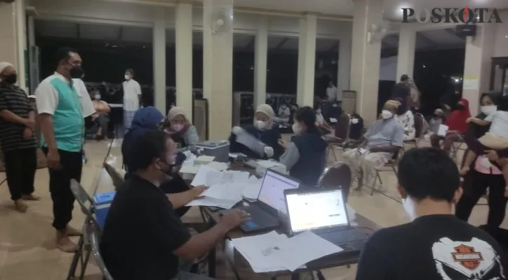 Vaksinasi malam hari yang digelar Polsek Cinere di Aula Masjid Husnul Khotimah diserbu warga. (foto: poskota/angga)