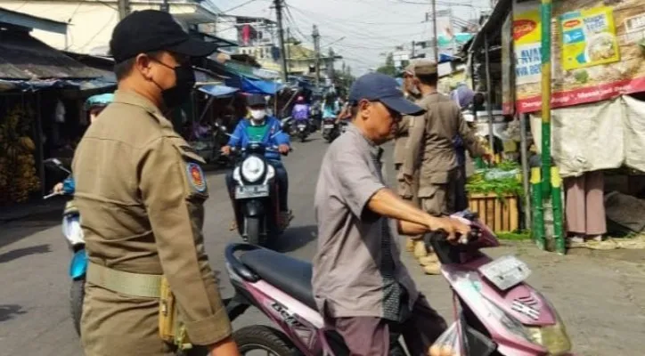 Satpol PP Kelurahan Warakas saat menggelar razia prokes di Jalan Warakas I. (foto: ist)