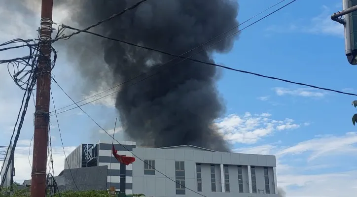 Kebakaran melanda sebuah lapak di kawasan Joglo, Kembangan, Jakarta Barat. (foto: ist)