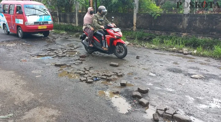 Jalan Muchtar Raya, dekat Komplek DKI, Joglo, Kembangan, Jakarta Barat tampak rusak parah. (foto: poskota/pandi)