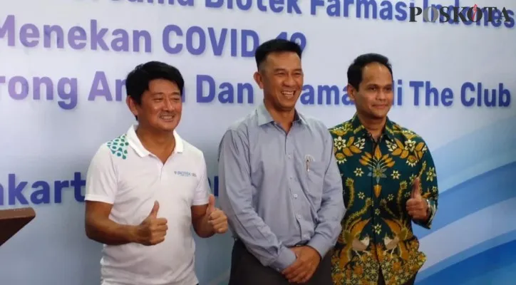 (Dari kiri ke kanan) Chairman Biotek Farmasi Indonesia, Toni Lay; Ketua The Club Gading Mas, Chandra Leo; dan Marketing Director Biotek, Izaak saat konferensi pers peluncuran obat Viradef. (foto: poskota/cr06)