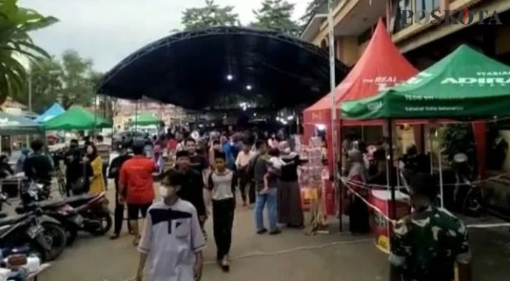 Suasana bazar takjil di masjid Ats Tsauroh. (foto: poskota/luthfillah)